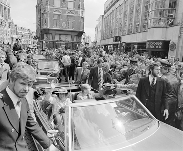 882660 Afbeelding van het vertrek van koningin Beatrix en prins Claus van het Stadhuis (Stadhuisbrug 1) te Utrecht, met ...